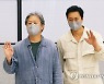 취재진 향해 인사하는 박찬욱-박해일