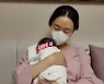 이정현, 딸 안고 행복한 일상 "모유수유도 몸살 없이 성공"[스타IN★]