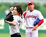 두산- SSG전 시구나선 박하선, 오원석은 동작그만[포토]