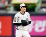 [포토] 1회 7실점 배제성 '쓴웃음만 나오네'