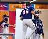 김태형 감독 축하받는 양찬열[포토]