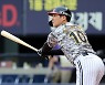 '4번 타자 오지환 3타점 활약' LG 한화 추격 저지하며 3연승..한화 10연패[SS잠실in]