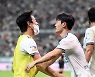 [포토]박주영과 함께 역전골의 기쁨을 나누는 엄원상