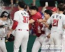 [포토] 끝내기 김성현, 짜릿한 물세례