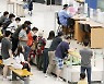 '방역 완화' 해외 입국객 늘어나자 변이 유입도 증가