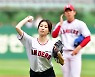 두산- SSG전 시구나선 박하선[포토]