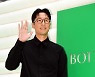 [포토] 아티스트 마이큐 '다정한 손인사'