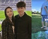 '박지성♥' 김민지, 런던 공원서 아들과 피크닉..엄마 신발 빼앗은 장난꾸러기