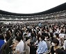 신규 확진 7497명, 전일 대비 1500여명↓.. 1만명 이하 안정세(종합)
