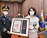 화랑무공훈장 전달하는 박정환 육군참모총장