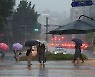 폭우에 서울 도로 곳곳 침수..동부 간선 전면통제