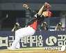 '잡았다! 이겼다!'