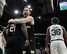 [NBA] '대형계약 포기' MIL 코너튼의 파격 선택