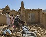 아프간 지진 사망자 1100명.. 장비 부족해 맨손 구조
