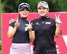 [MD포토] '까치발' 전예성, 김희지 '도토리 키재기?'