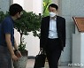 사의 표명 후 퇴근하는 정봉훈 해경청장