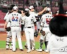 LG 상대로 9-6 역전승 기쁨 나누는 KT [사진]