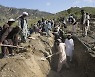 [포착] 아프간 지진 대참사에 1000명 이상 사망..대규모 무덤파는 주민들