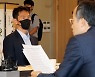 5대 금융지주 회장 만난 이복현.. "이자장사" 비판에 은행 주담대 금리 내려