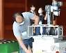 로봇 팔 확인하는 관계자