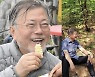 文, SNS 폭풍 업로드..김정숙 여사엔 "럽스타그램♥"