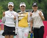 [포토]지한솔,이예원,이소미 '출발 인사는 밝은 브이'