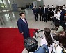 [백브리핑] '소통과 무덤 사이'? 도어스테핑 향한 시선들