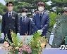 백선엽 장군 묘역 참배하는 이준석
