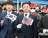 '전우야 잘자라' 어색한 군가 합창