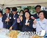 보리떡 시식하는 이준석 대표와 이철우 경북지사