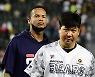[포토] 팬들에게 인사하는 미란다