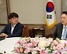 尹·이준석 회동설에 '엇갈린 설명'..거리두기 시작됐나