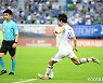 [포토] 수원 전진우의 중거리슛