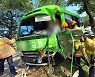 전남 영암서 군내버스·승용차 충돌 9명 부상
