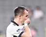 고별전 마친 무고사,'감사의 인천UTD 엠블럼 키스' [사진]