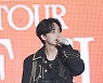 '팔꿈치 수술' 세븐틴 정한 "저는 괜찮다" 무대 위 깁스 투혼