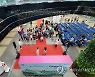 양양국제공항 국제선 운항재개..입국 환영식