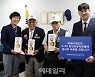 [포토] 파리바게뜨, 6.25 참전 용사에 케익 전달