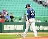[포토]SSG전 6회말 마운드에서 내려가는 NC 선발 신민혁