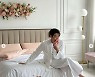 꽃 그리고 침대 위 김우빈, 어떤 여자가 안 흔들릴까? '♥신민아' 사로잡은 치명적 매력!