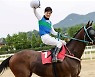 부산서 국내 첫 '암말 삼관왕' 나왔다.. '골든파워', 트리플 티아라 시리즈 우승