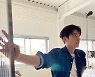 '신민아♥' 김우빈, 팬들 설레게 하는 완벽 피지컬+비주얼 [인스타]