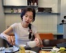 신현빈, 마른 팔뚝으로 파스타 한 움큼..그릇만 한 작은 얼굴