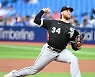1회 초구 번트에 화난 투수, 159km 빈볼인가 실투인가..벤클 미스터리