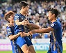 VAR 후 번복된 엄원상의 골, 세리머니도 했는데 [사진]