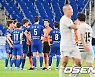 경기 후 주심에게 항의하는 울산 선수들 [사진]