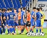 주심에게 항의하는 울산 홍명보 감독과 선수들 [사진]
