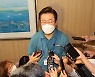'당권 고심' 이재명, 지지층과 심야 소통 행보