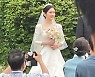 장나라, 결혼식 사진 공개.. 행복한 6월의 신부[리포트:컷]