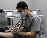 스포츠활동으로 생기는 팔꿈치통증.. 테니스엘보와 골프엘보의 정확한 진단과 치료법은?